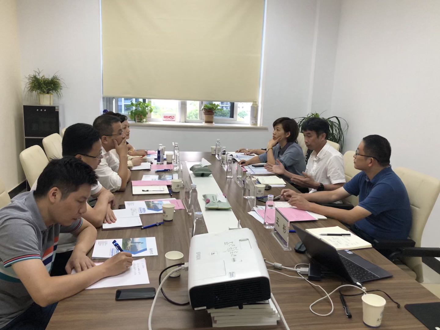 鹿城区教育局党委书记局长陈峰一行来我校洽谈师范毕业生招录工作